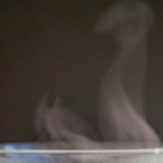 『アイスカフェラテ』用のプラスチックカップに注がれていたのが、実は『熱々のカフェラテ』であることが発覚してしまった件。